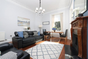 JOIVY Stunning Ground-floor 2 Bedroom New Town Apartment
